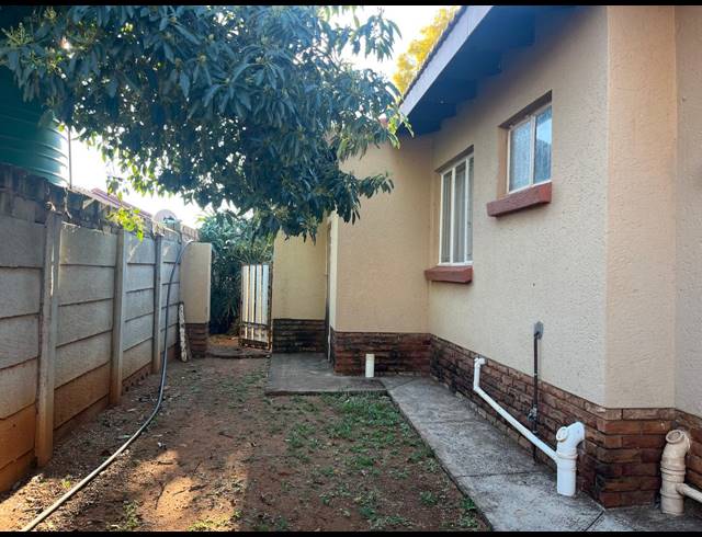 3 BEDROOM HOUSE FOR SALE IN FLORA PARK